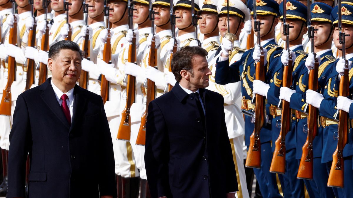 Macron v Číně: Domluvte Rusku